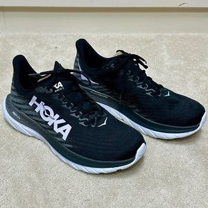 HOKA Men's Mach 5 running shoe black/white size 11.. (Im A 10.5wide.)
